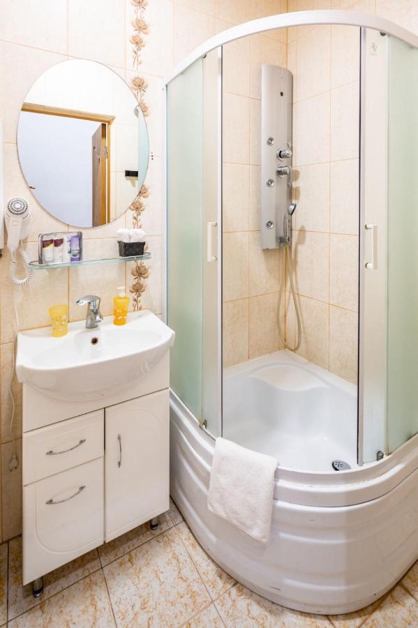 Bv Apartments Cozy In Center Lviv Extérieur photo